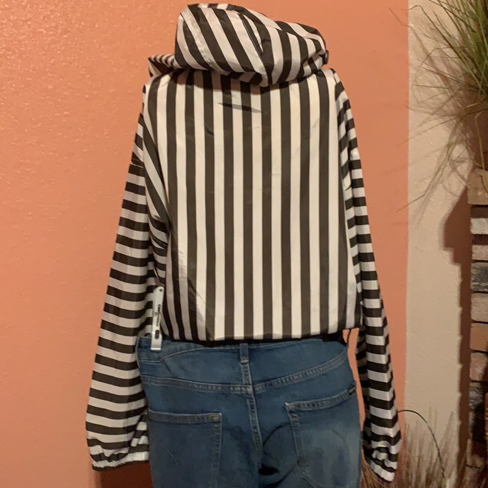 Like-New Lightweight Windbreakers - image 7